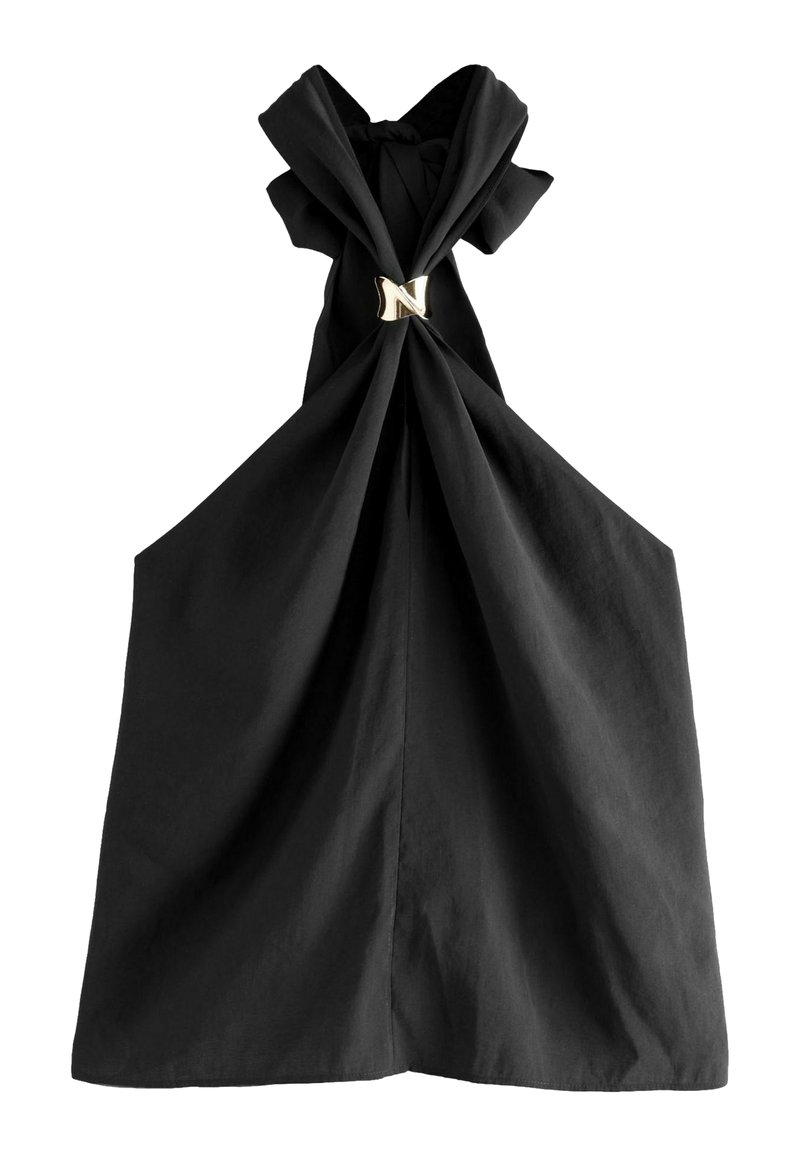 Zwarte jurk met een grote kraag en een knoopdetail in het midden, versierd met een gouden 'N' accent. Stevige, vloeiende stof met een gestructureerde vorm.