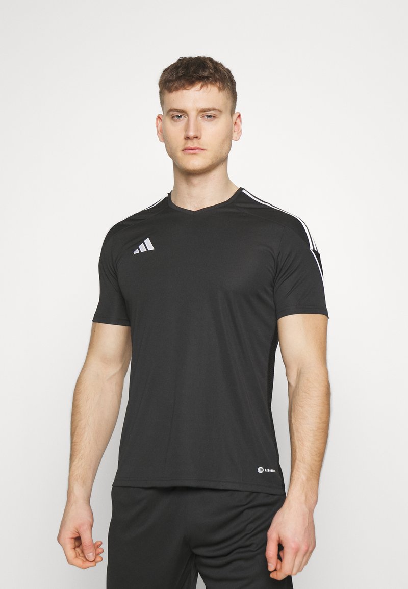 Zwart sportshirt met korte mouwen, een V-hals ontwerp en witte strepen langs de schouders, gemaakt van lichtgewicht stof.