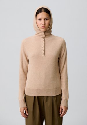 Maglione con cappuccio a maglia beige, con colletto alto e dettaglio dei bottoni. Polsini e orlo a coste, caratterizzato da una morbida trama e una silhouette aderente.