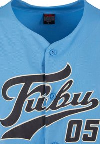 Šviesiai mėlynas džersis su juodu "Fubu" logotipu ir baltu "05". Yra mygtukų užsegimas, trumpomis rankovėmis ir kvėpuojančia tinklinė tekstūra.