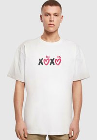 Merchcode VALENTINES DAY XOXO HEAVY - T-shirts med print - white