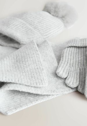 Sivi pleteni šal, rokavice in kapa. Akcija z rebrastim vzorcem, pom-pom detajl na kapi, mehak material, udoben dizajn. Primeren za hladno vreme.