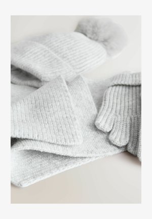 Sivi pleteni šal, rukavice i kapa. Rebrasta tekstura, pom-pom detalj na kapi, mekan materijal, udoban dizajn. Pogodno za hladno vrijeme.