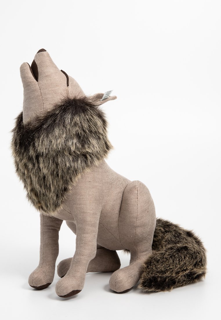 Plüschwolf aus braunem Stoff, mit strukturiertem Körper und Kragen aus Kunstfell. Er hat einen erhobenen Kopf und einen dicken, flauschigen Schwanz mit dunklen Akzenten.