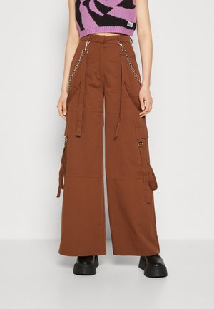 TREKKER TROUSERS - Reisitaskuhousut - brown