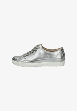 Sneaker argentato metallico con upper testurizzato, caratterizzato da un design con lacci, punta rotonda e suola in gomma bianca.