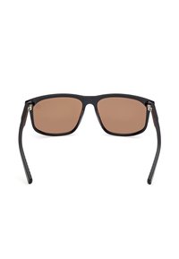 Schwarze quadratische Sonnenbrille mit braun getönten Gläsern. Kunststoffgestell mit geraden Bügeln, die subtile Strukturelemente und Metallakzente aufweisen.