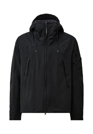 Veste imperméable noire avec un col haut, capuche réglable à cordon, fermeture éclair frontale et deux poches latérales. Caractéristiques d'un design minimaliste.