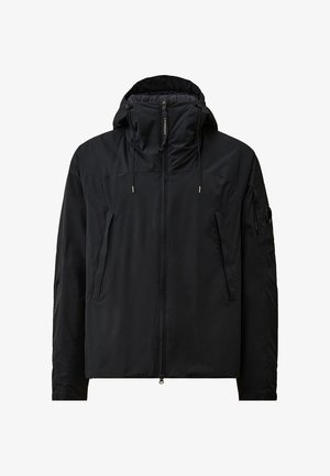 Giacca impermeabile nera con colletto alto, cappuccio regolabile con cordino, chiusura frontale con zip e due tasche laterali. Caratterizzata da un design minimalista.