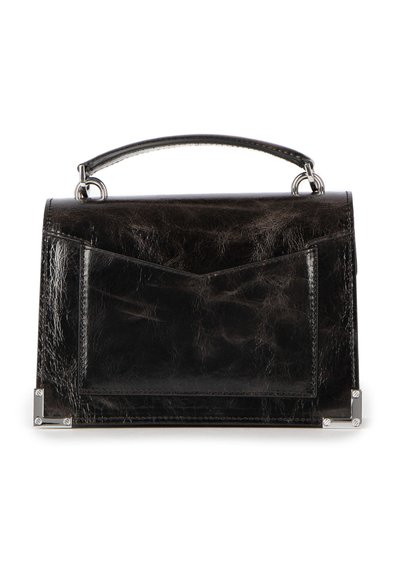 Zwarte leren handtas met een gestructureerde vorm, een bovenhandvat, een envelopstijl voorvak en zilveren accenten op de hoeken.