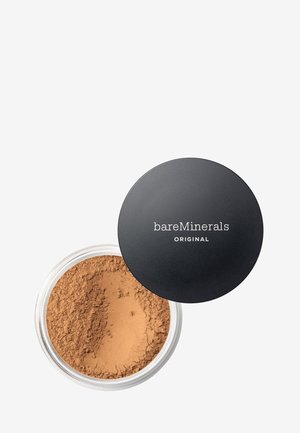 Die BareMinerals Original Puderfoundation in einem klaren Glastiegel mit schwarzem Deckel. Lose, feine braune Puder ist sichtbar, glatte Textur.