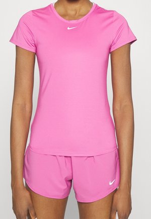 Maglietta sportiva rosa con maniche corte e scollatura rotonda, realizzata in materiale leggero. Logo Nike bianco sul petto, abbinata a pantaloni corti coordinati.