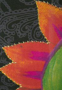 Jasně barevná látka s stylizovaným květinovým vzorem v odstínech oranžové, růžové a zelené, s jemnými černými vzory a zlatým prošíváním.