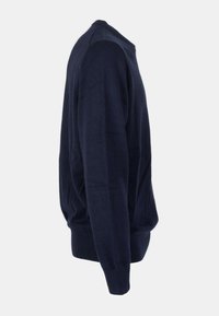 Maglione blu navy realizzato in morbido tessuto knit. Presenta un colletto rotondo, polsini e orlo a costine, e un design slim fit.