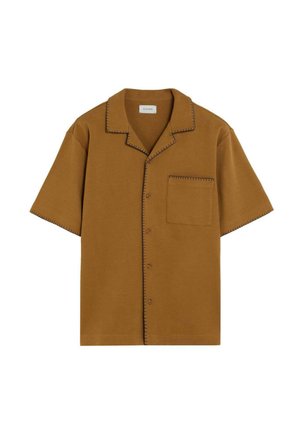 Camisa marrón de manga corta con botones y detalles de costura negra a lo largo del cuello, el bolsillo, la parte delantera y las mangas, con un bolsillo en el pecho en el lado izquierdo.
