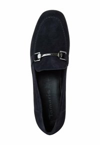 Tumesinine sametist loafer hõbedaste detailidega ja ümarate varvastega. Omab kontrastset õmblust ja reljeefset sisetalla silti stiili jaoks.