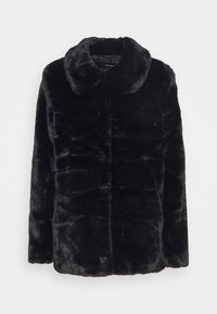 Veste en fausse fourrure noire avec un col à revers, un design matelassé horizontal et une texture douce et brillante. Coupe droite.