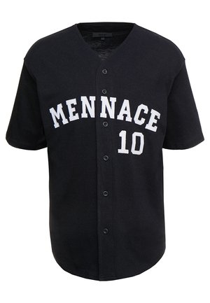 Maglietta nera con maniche corte, con bottoni frontali, e lettering bianco che legge "MENNACE" e il numero "10". Realizzata in un tessuto morbido e testurizzato.