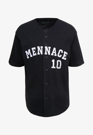 Zwarte jersey met korte mouwen, knoopsluiting aan de voorkant en witte letters met de tekst "MENNACE" en het nummer "10." Gemaakt van zachte, gestructureerde stof.