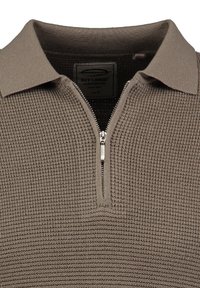 Brauner, strukturiert gestrickter Pullover mit Reißverschlusskragen und kurzen Ärmeln, ausgestattet mit einem robusten Reißverschluss und einem gewebten Etikett innen. Größe S.