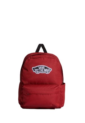 Zaino rosso con tasca frontale e toppa con logo Vans "Off The Wall" nero nella parte alta centrale, maniglia nera sulla parte superiore.