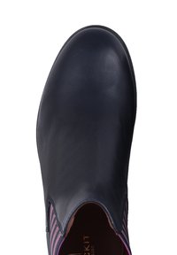 Czarne skórzane botki sięgające kostki o smukłym designie, z połyskującym wykończeniem i elastycznym paskiem bocznym w różowo-fioletowe paski.