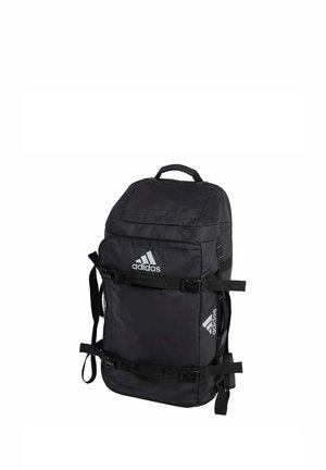Schwarzer Adidas Rucksack mit mehreren Riemen, Schnallen, Tragegriff oben und Logo vorne und seitlich, entworfen für Sport oder Reisen.