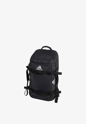 Schwarzer Adidas Rucksack mit mehreren Riemen, Schnallen, Tragegriff oben und Logo vorne und seitlich, entworfen für Sport oder Reisen.