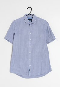 Košile s krátkým rukávem v modro-bílých vertikálních pruzích, s klasickým límcem a malým vyšitým logem na hrudi.