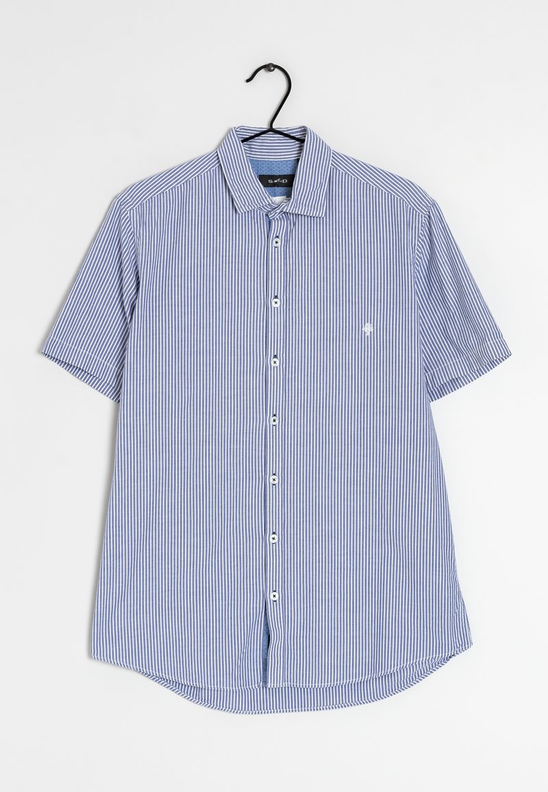 Košile s krátkým rukávem v modro-bílých vertikálních pruzích, s klasickým límcem a malým vyšitým logem na hrudi.