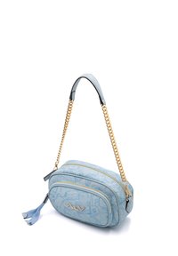 Borsa in pelle blu con tracolla in catena dorata, due scomparti con zip, motivo a mappa in rilievo e una decorazione a frangia di lato.