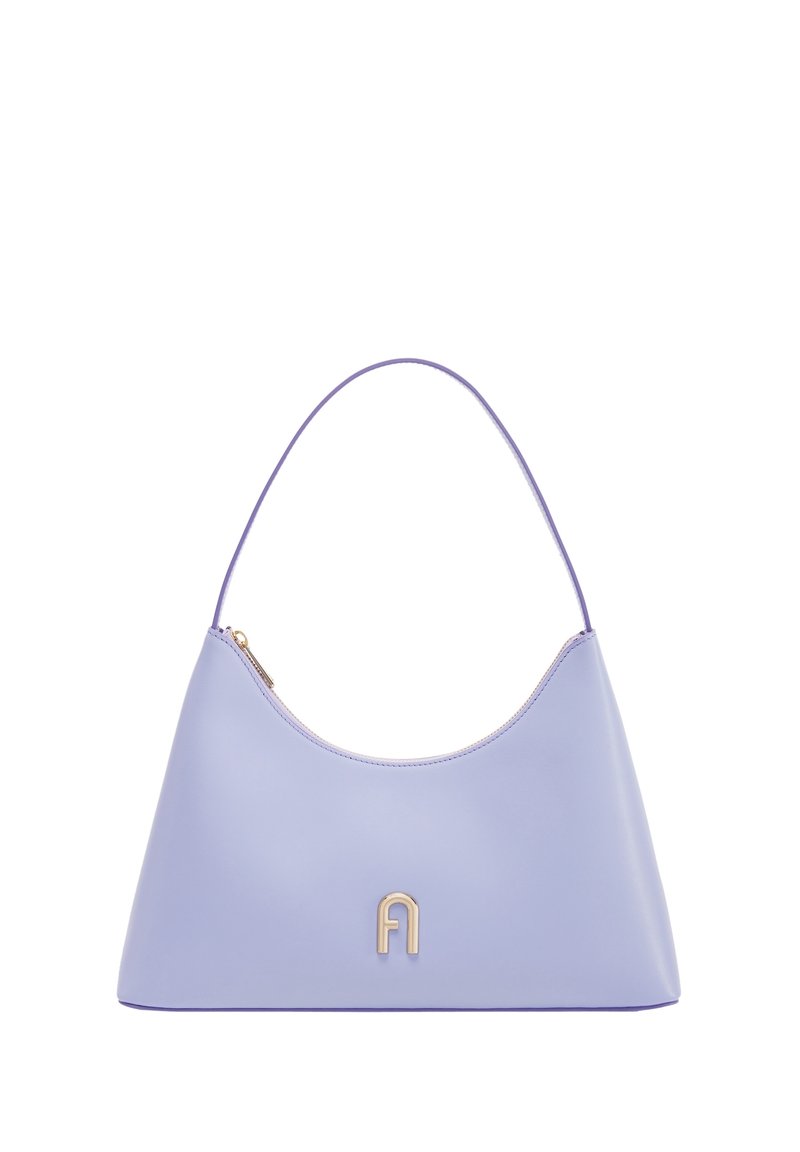 Borsa a tracolla in pelle viola con una superficie liscia, forma semicircolare e un'accattivante accentuazione in oro. Presenta una cerniera superiore e una singola tracolla.