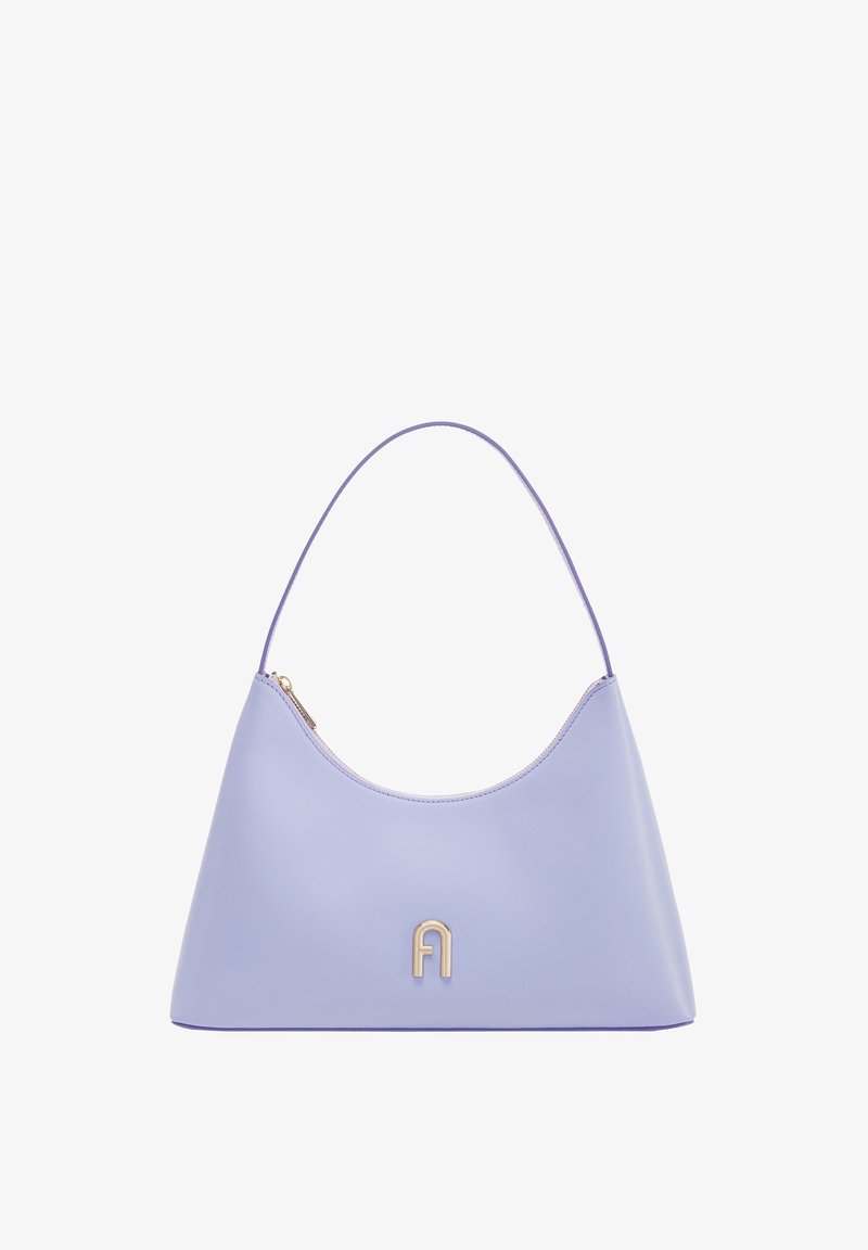 Borsa a tracolla in pelle viola con una superficie liscia, forma semicircolare e un'accattivante accentuazione in oro. Presenta una cerniera superiore e una singola tracolla.