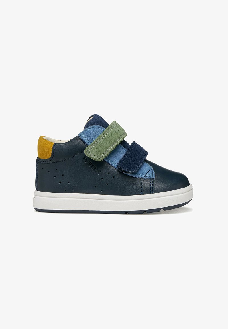 Baskets pour enfants en cuir et daim bleu marine avec bandes auto-agrippantes, accents contrastés verts et bleus, côtés perforés et semelle blanche.