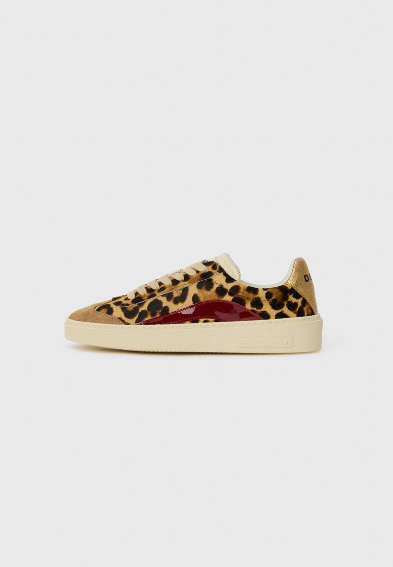 Sølv sneakers i leopardprint i ruskind med en blank burgunder detalje, beige snørebånd og en cremet gummisål. Branding på hælen.