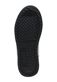 Suela de zapato de goma negra con un patrón texturizado, que presenta diseños geométricos y un prominente logo "GEOX" cerca del talón.