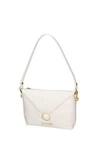 Borsa bianca con un pattina triangolare texture, hardware dorato e corpo liscio; presenta una maniglia corta e un logo visibile.