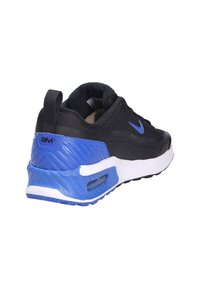 Nike-sneaker med svart mesh-överdel, blå detaljer på hälen, vit mellansula och texturerad gummiyttersula.