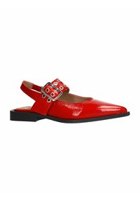 Rote Lacklederslingbackschuhe mit spitzer Zehe, schwarzer Sohle und einem breiten Riemen, der mit metallischen Ösen und einer Schnallendetail versehen ist.