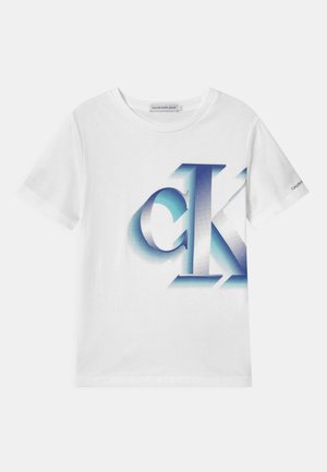 Camiseta blanca de manga corta con un gran logo "CK" en degradado azul en la parte delantera y el texto "Calvin Klein Jeans" en el cuello y la manga.