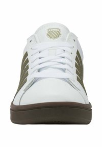 Sneaker bianca con strisce di tessuto verde e dettagli grigi. Presenta una punta tonda, suola piatta e lacci bianchi. Logo K-Swiss sulla linguetta.