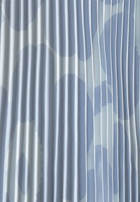 Lichtblauwe stof met verticale plooien en een subtiel patroon van grote, abstracte tandwiel- en kettingvormen in donkerder blauw.