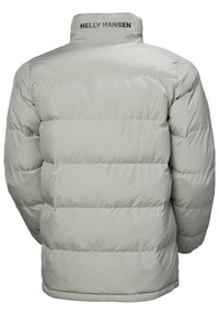Chaqueta acolchada gris claro con un diseño acolchado, con cuello alto y un logotipo en la parte posterior. Presenta una textura suave y puños acanalados.