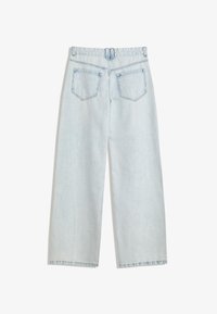 Lichtblauwe denim wijde jeans met een hoge taille, vijf zakken ontwerp en gestikte zoom; heeft achterzakken in een klassiek model.
