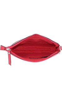 Rote Leder-Clutch mit glatter Textur, Reißverschluss und einem einzigen Innenfach. Das Innere ist mit passendem roten Stoff gefüttert.