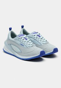 Baskets en mesh bleu clair et gris avec des accents bleus, des lacets et le nom de la marque "HOFF" sur les côtés et les languettes.