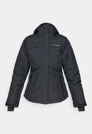 Veste noire isolée avec capuche, présentant un design matelassé, des poches zippées et un logo sur la poitrine gauche. Forme élégante et épurée.