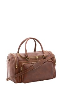 Borsa a duffel in pelle marrone con manici doppi, tracolla regolabile, molteplici tasche con zip e dettagli di cucitura visibili.