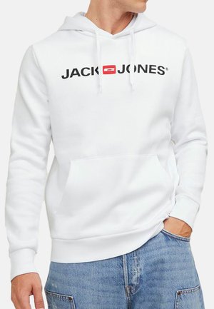 Hvid hoodie med et stort sort "JACK & JONES" logo, snore og en kengurulomme. Blødt stof med ribbede manchetter og kant.