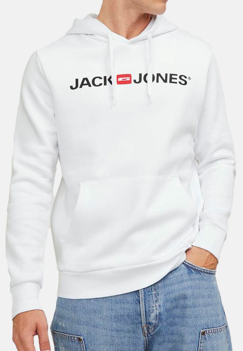 Hvid hoodie med et stort sort "JACK & JONES" logo, snore og en kengurulomme. Blødt stof med ribbede manchetter og kant.